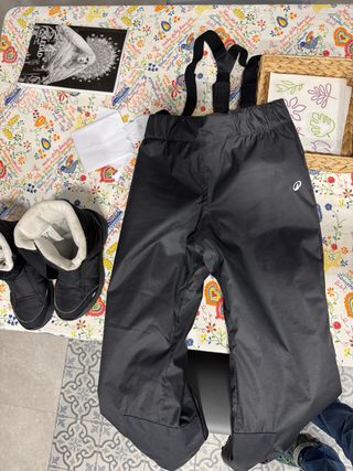 Pantalón de nieve negro con tirantes y botas niño