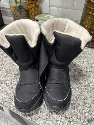 Pantalón de nieve negro con tirantes y botas niño