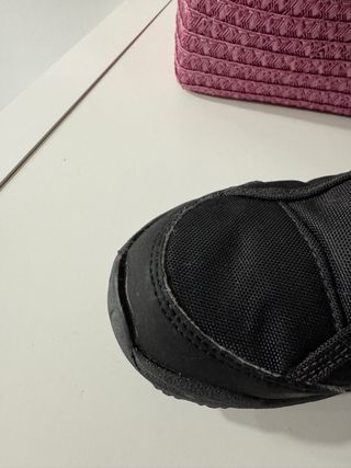 Pantalón de nieve negro con tirantes y botas niño