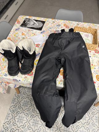 Pantalón de nieve negro con tirantes y botas niño