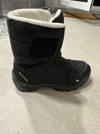 Pantalón de nieve negro con tirantes y botas niño