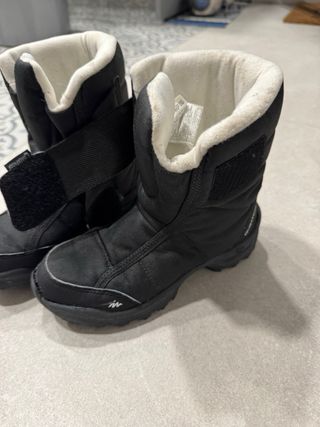Pantalón de nieve negro con tirantes y botas niño