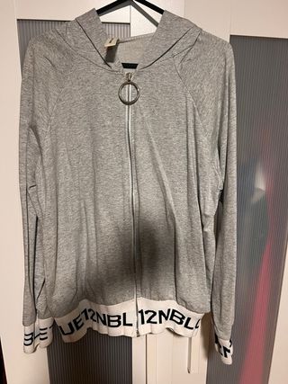 Chaqueta deportiva gris con cremallera