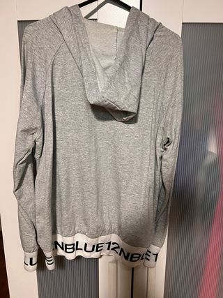 Chaqueta deportiva gris con cremallera