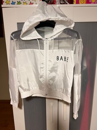 Chaqueta deportiva blanca con capucha