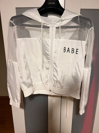 Chaqueta deportiva blanca con capucha