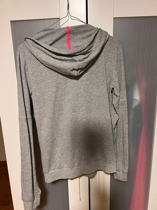 Chaqueta Adidas gris y rosa