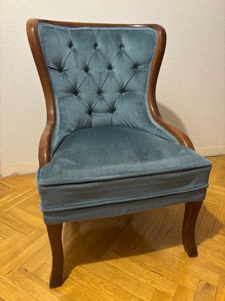 Butaca de terciopelo azul y madera maciza