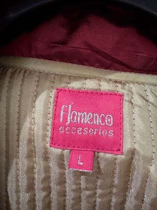 Levita color caldero con detalles dorados.