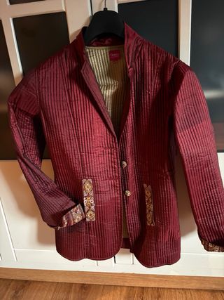 Levita color caldero con detalles dorados.