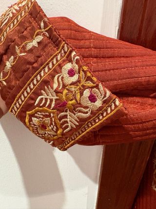 Levita color caldero con detalles dorados.