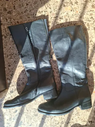 Botas altas de cuero negro con cremallera