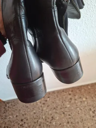 Botas altas de cuero negro con cremallera