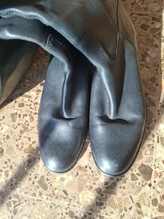 Botas altas de cuero negro con cremallera