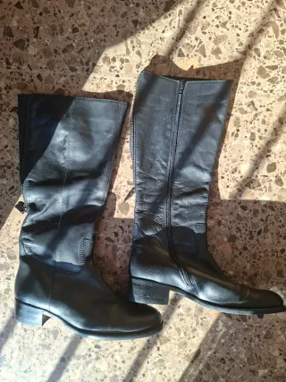 Botas altas de cuero negro con cremallera