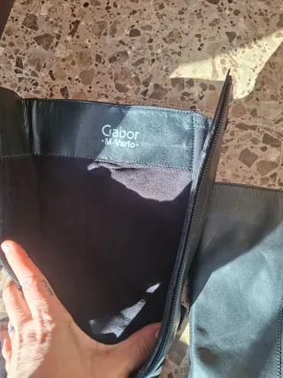 Botas altas de cuero negro con cremallera