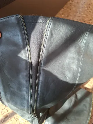 Botas altas de cuero negro con cremallera