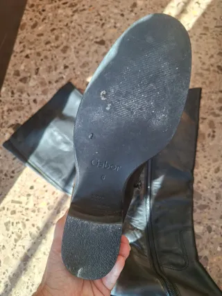 Botas altas de cuero negro con cremallera