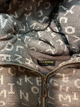 Chaleco gris con capucha y estampado de letras