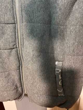 Chaleco gris con capucha y estampado de letras