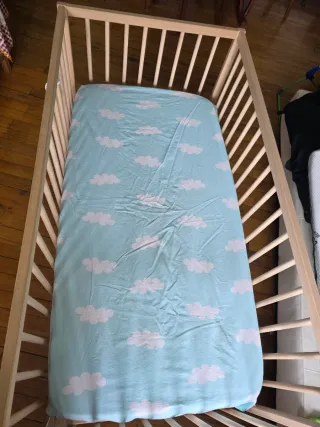 Cuna de madera con colchón