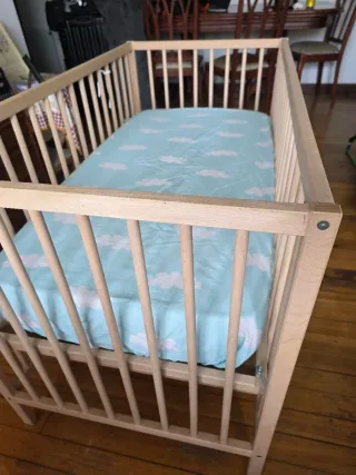 Cuna de madera con colchón