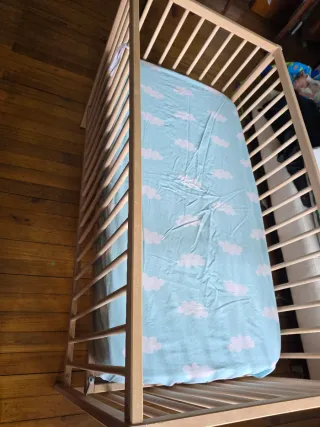 Cuna de madera con colchón