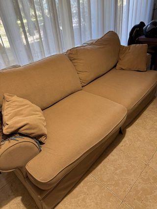 Sofá de tela beige