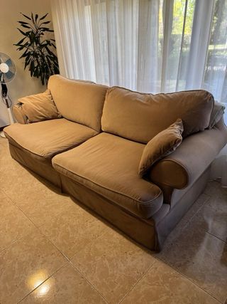 Sofá de tela beige