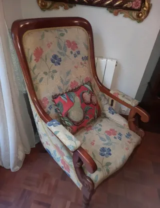 Sillón de tela con detalles de madera