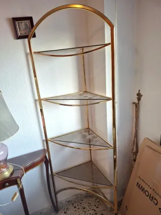 Estantería rinconera dorada y cristal