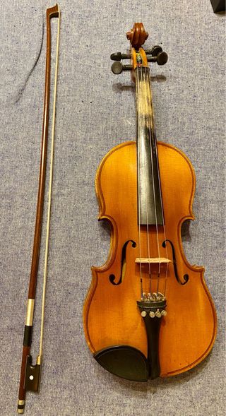 Violino e archetto in legno