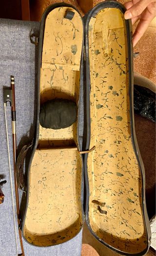 Violino e archetto in legno