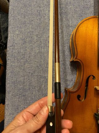 Violino e archetto in legno