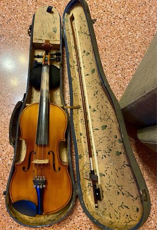 Violino e archetto in legno