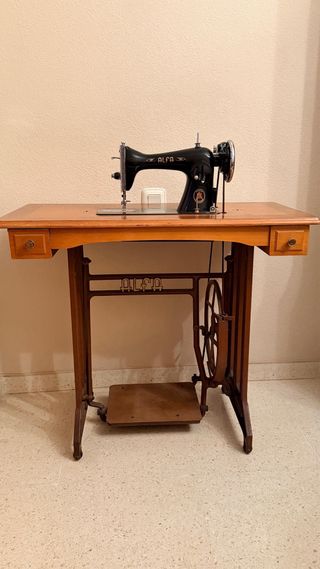 Máquina de coser Alfa antigua
