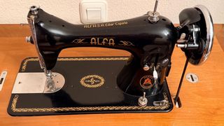 Máquina de coser Alfa antigua
