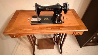 Máquina de coser Alfa antigua