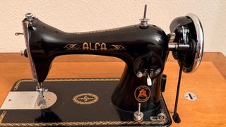 Máquina de coser Alfa antigua