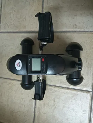 Bici Estática Compacta con Pantalla Digital