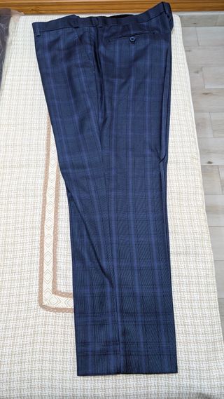 Traje azul marino con líneas verdes