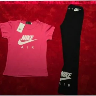 Conjunto Nike Mujer Camiseta y Mallas