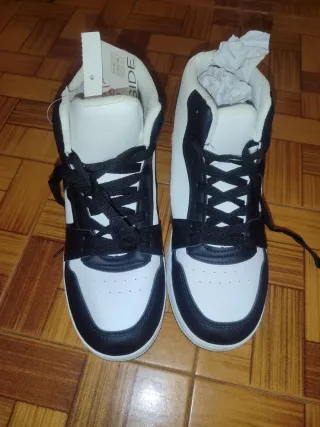 Zapatillas deportivas blancas y negras