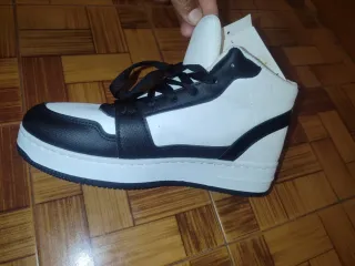 Zapatillas deportivas blancas y negras