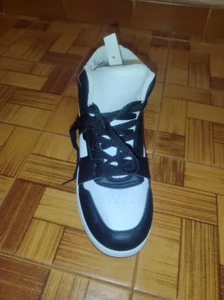 Zapatillas deportivas blancas y negras