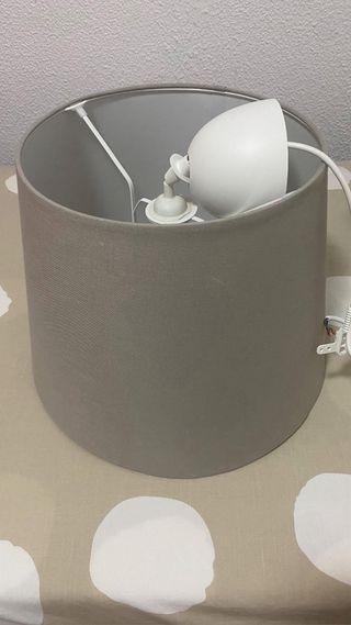 Lámpara de techo Ikea gris y blanca