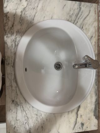 Mueble de baño madera con lavabo y grifo