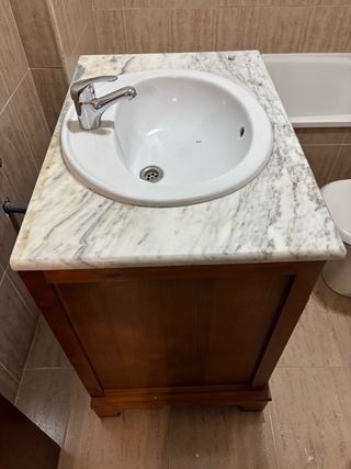 Mueble de baño madera con lavabo y grifo