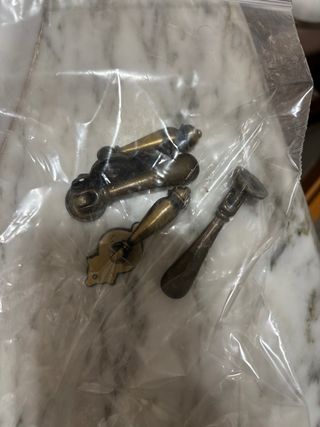 Mueble de baño madera con lavabo y grifo