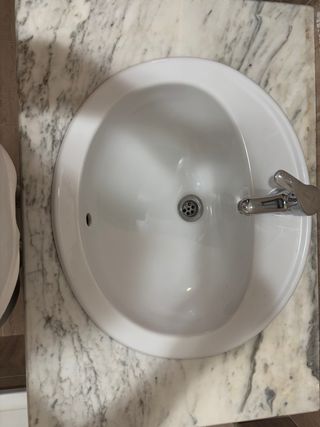 Mueble de baño madera con lavabo y grifo